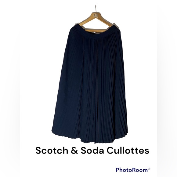 Scotch & Soda Pants - Scotch&Soda navy blue accordion pleat very wide leg culottes. Totally glorious!
